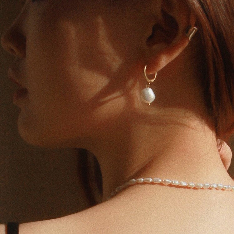 18K Gold Hoop Earring, Pearl Hoop Earring, Baroque Pearl Earring, Bridesmaids Gift, Geometric Earring, Minimalist Earring, Pearl Jewelry