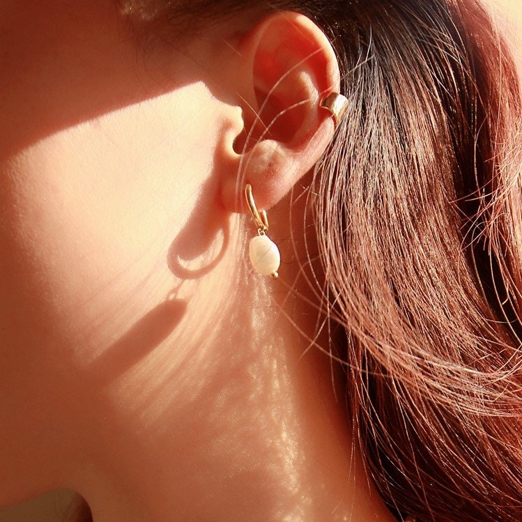 18K Gold Hoop Earring, Pearl Hoop Earring, Baroque Pearl Earring, Bridesmaids Gift, Geometric Earring, Minimalist Earring, Pearl Jewelry