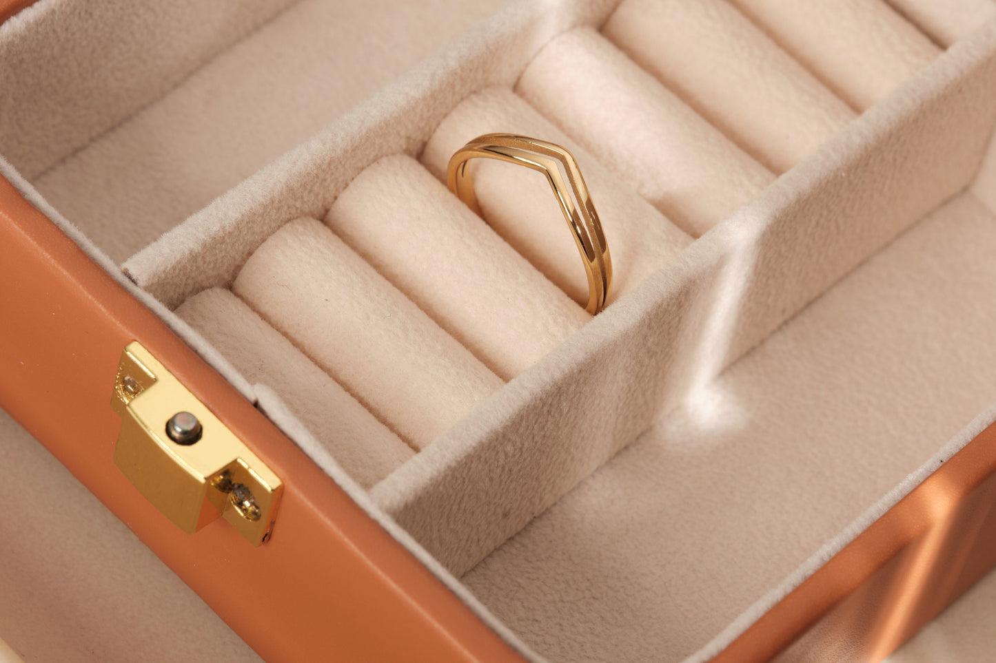 V minimalist ring, V gold ring, Dainty ring, Stackable ring, Gold Stacking Ring, Gold Ring, Pinky Ring, Thin Ring, Waterproof Ring, chic