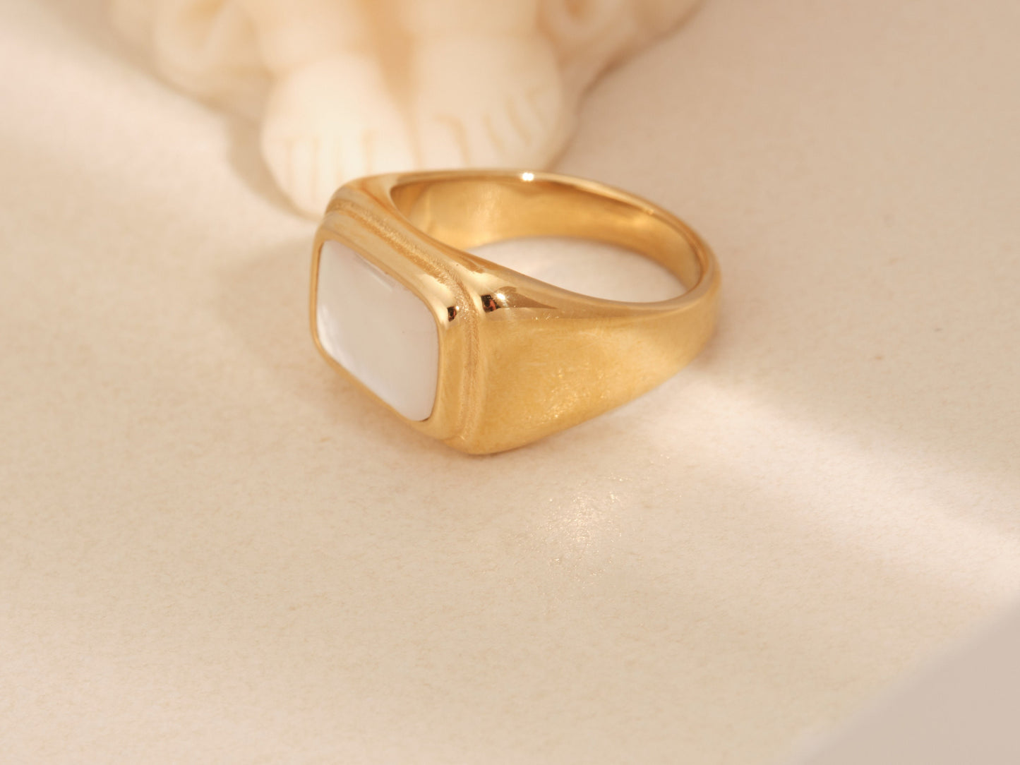 Gold Mother of Pearl Ring, Gold Vintage Ring, Gold Ring, Vintage Mother of Pearl Signet Ring,Gemstone with Rainbow reflection Gift