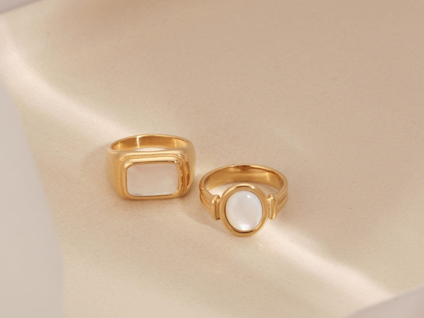 Gold Mother of Pearl Ring, Gold Vintage Ring, Gold Ring, Vintage Mother of Pearl Signet Ring,Gemstone with Rainbow reflection Gift